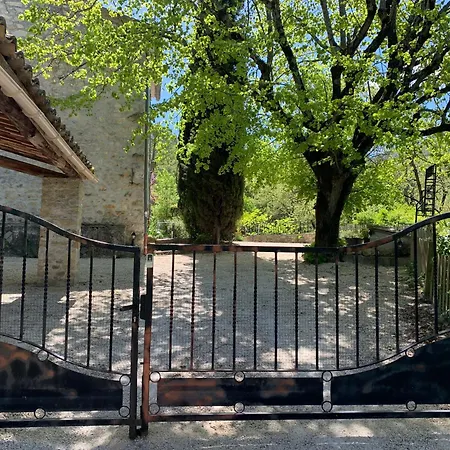 Mas Ancien Sans Vis-à-vis Avec Piscine Chauffé Dans Les Collines Hébergement de vacances Les Pilles